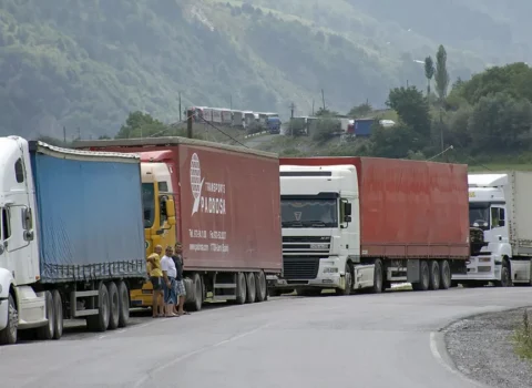 Gürcüstan Ermənistana gedən yük maşınlarını sərhəddən buraxmır