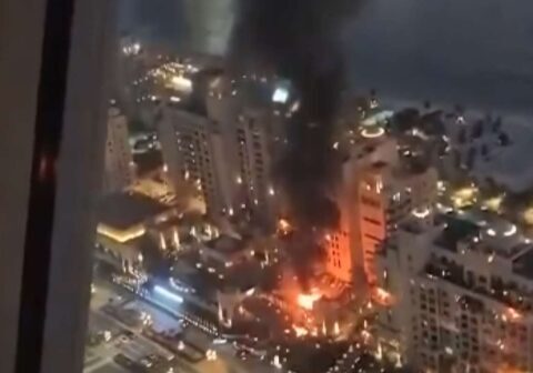 Raket qalıqları Dubayın məhşur otelinə düşdü, yanğın başladı