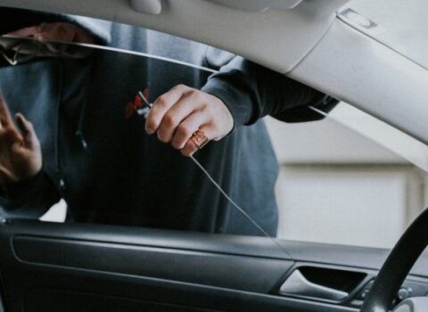 Bakıda “Range Rover”dən 11 min manat oğurlandı