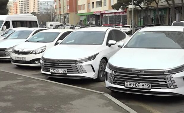 “Onlara görə maşın saxlaya bilmirik” – Taksi parkı ilə avtoservis əməkdaşları arasında ərazi mübahisəsi – VİDEO