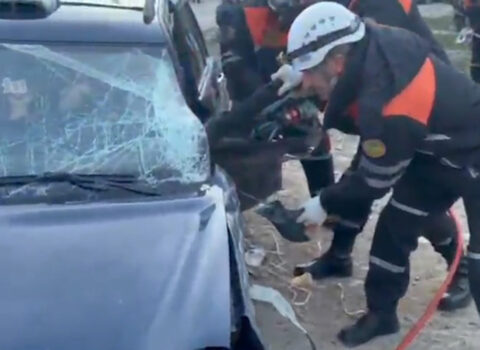 Sumqayıtda iki maşın toqquşdu – Sürücü belə xilas edildi – Video