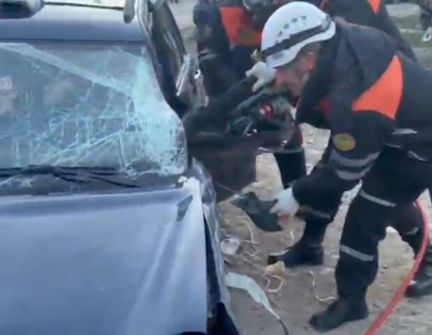 Sumqayıtda iki maşın toqquşdu – Sürücü belə xilas edildi – Video
