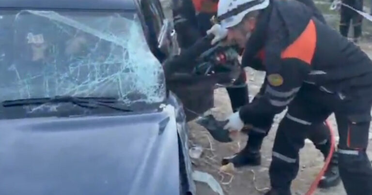 Sumqayıtda iki maşın toqquşdu – Sürücü belə xilas edildi – Video