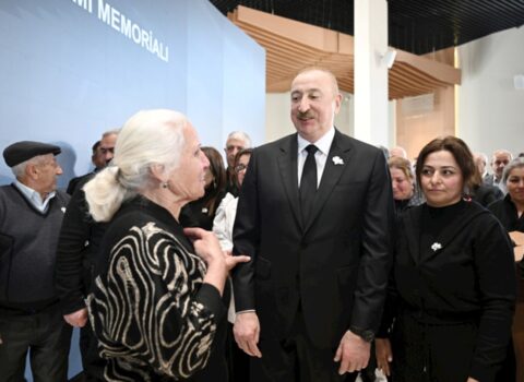 “Razı olarsınızmı boynunuzu qucaqlayıb, üzünüzdən öpüm?”