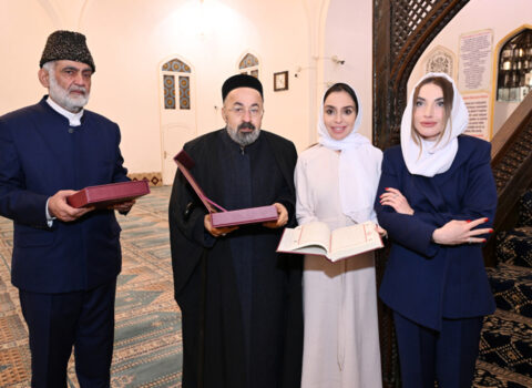 Prezident ailəsinə Şah Abbas məscidində “Qurani-Kərim” hədiyyə etdilər – Fotolar