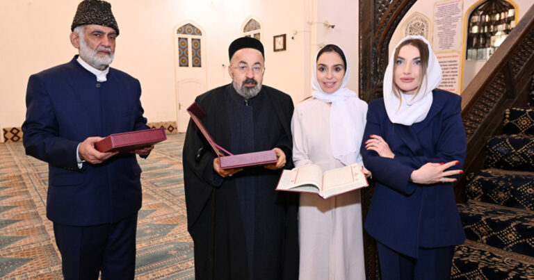 Prezident ailəsinə Şah Abbas məscidində “Qurani-Kərim” hədiyyə etdilər – Fotolar Prezident ailəsinə Şah Abbas məscidində “Qurani-Kərim” hədiyyə etdilər – Fotolar