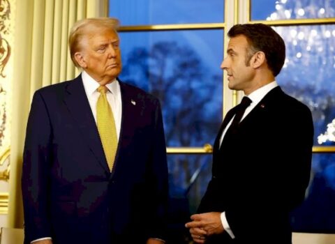 Makron Trampa “yalvarır”?