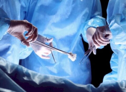 Qulağının yarısı kəsilib, üzü iflic olub: Eyni həkimdən 3 pasiyent şikayət etdi – VİDEO