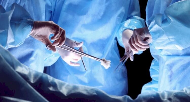 Qulağının yarısı kəsilib, üzü iflic olub: Eyni həkimdən 3 pasiyent şikayət etdi – VİDEO