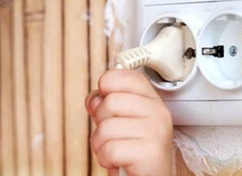 13 yaşlı uşağı elektrik cərəyanı vurdu