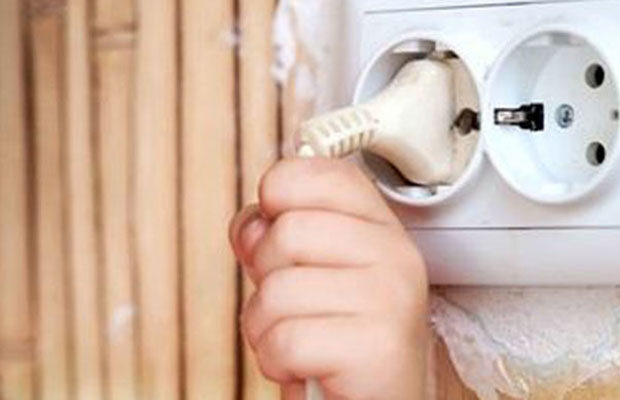 13 yaşlı uşağı elektrik cərəyanı vurdu
