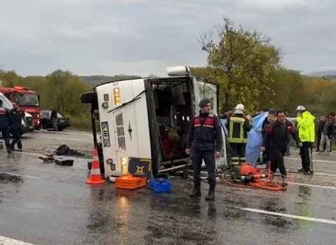 Sərnişin avtobusu aşdı: Ölənlər var