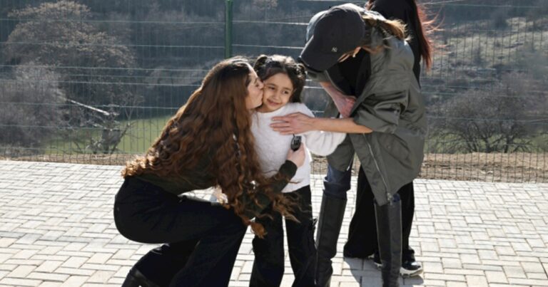 Xocalıda gülən uşaq görmək…— VİDEO Xocalıda gülən uşaq görmək…— VİDEO