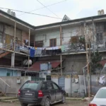 Zabratda köhnə binanın sakinləri təhlükə altında yaşayırlar