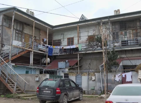 Zabratda köhnə binanın sakinləri təhlükə altında yaşayırlar