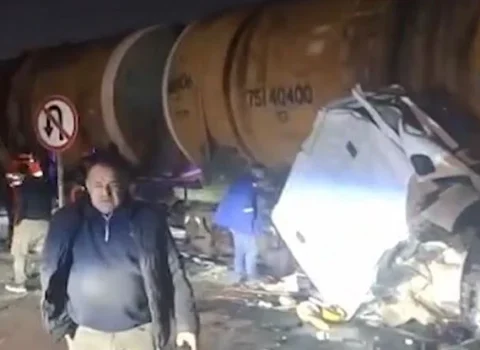Bakıda yük maşını qatara çırpıldı – Video