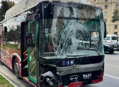 Metronun qarşısında avtobuslar TOQQUŞDU – FOTO