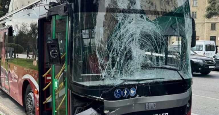 Metronun qarşısında avtobuslar TOQQUŞDU – FOTO