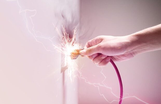 Masazırda qadını elektrik cərəyanı vuraraq öldürdü