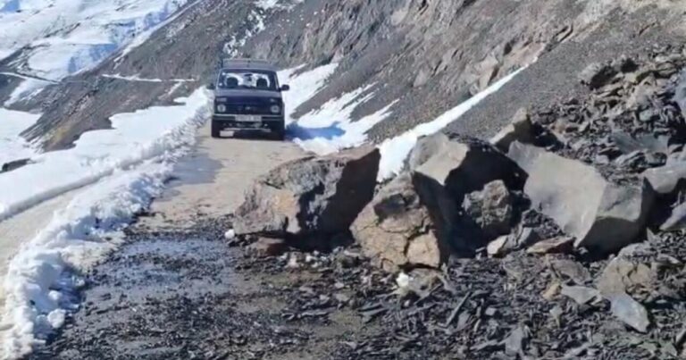 Bu yolda torpaq sürüşməsi: Qaya parçaları yola töküldü Bu yolda torpaq sürüşməsi: Qaya parçaları yola töküldü