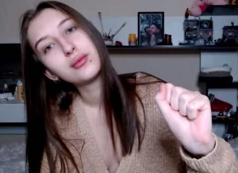 Xaricdəki şantaj qrupunun görüntülərindən istifadə etdiyi qız kimdir? – VİDEO