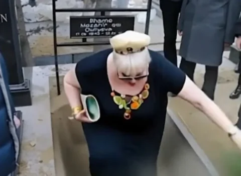 Sosial şəbəkələrdə təhlükəli trend: Ölülər “dirildilir”, görüntüləri satılır – VİDEO