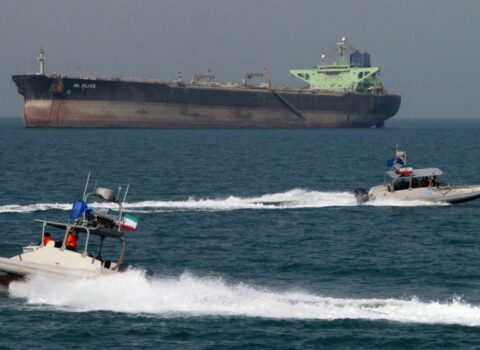 Hörmüz boğazında təxminən 20 min dənizçi qalıb