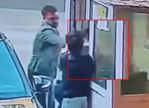 Mühafizəçisi döyülən binanın sakinləri: “Üç maşını var…” – VİDEO