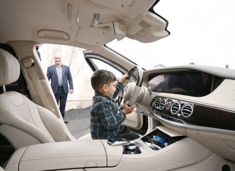 Qarabağa qayıdan azyaşlı Prezidentin maşınında