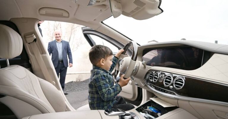 Qarabağa qayıdan azyaşlı Prezidentin maşınında