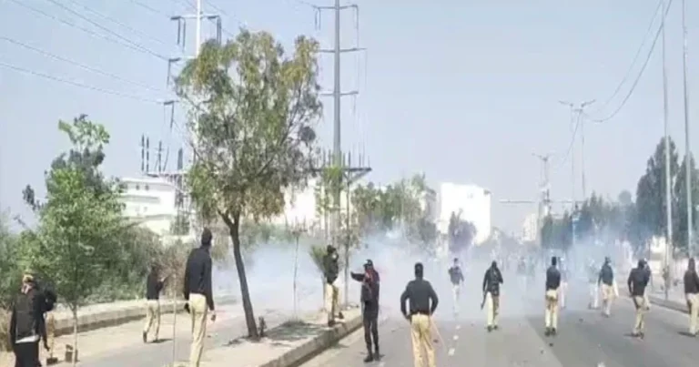 Pakistanda ABŞ konsulluğu qarşısında toqquşma olub Pakistanda ABŞ konsulluğu qarşısında toqquşma olub