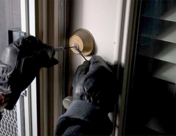 Bakıda market və bank kartından oğurluq edilib