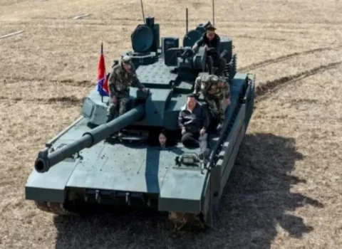 Kim Çen In və qızı tank sürdü