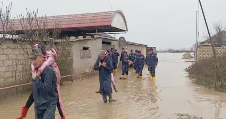 Xaçmazda evlərə su dolub, köməksiz vəziyyətdə qalan 22 nəfər təxliyə edilib – VİDEO