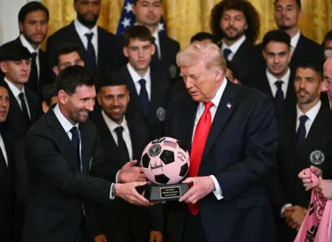 Messi Trampla görüşdü, top hədiyyə etdi – Video