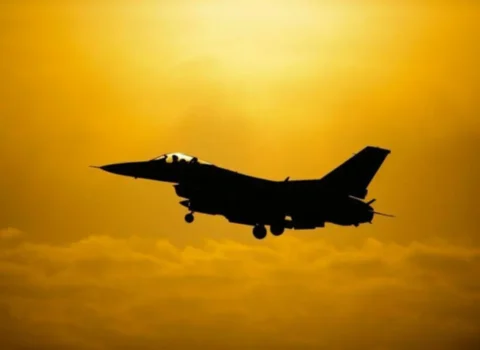 ABŞ qırıcıları İranın Çabəhar şəhərinə zərbə endiriblər – VİDEO