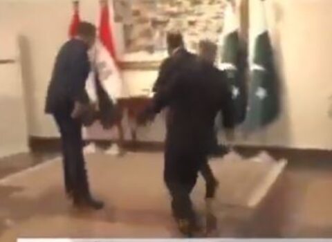 Həmkarını qarşılayarkən yıxıldı – VİDEO