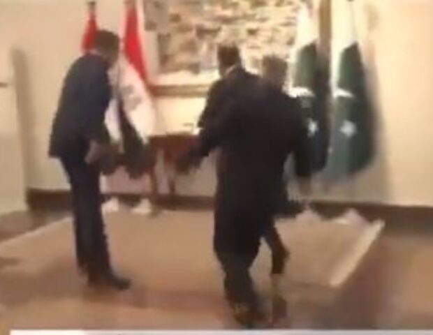 Həmkarını qarşılayarkən yıxıldı – VİDEO