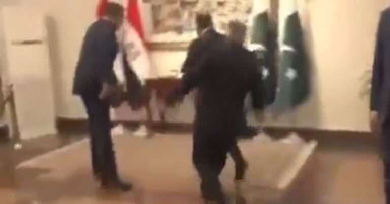 Həmkarını qarşılayarkən yıxıldı – VİDEO