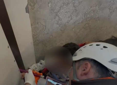3 yaşlı uşağın barmaqları dəmir qapı arasında qaldı – VİDEO