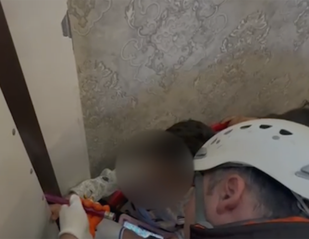 3 yaşlı uşağın barmaqları dəmir qapı arasında qaldı – VİDEO