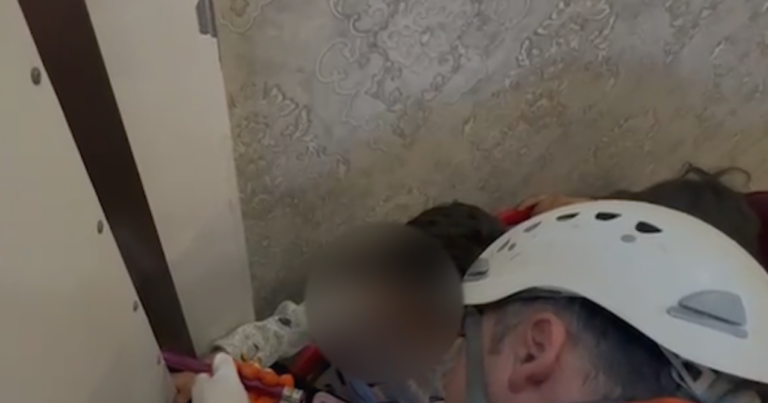 3 yaşlı uşağın barmaqları dəmir qapı arasında qaldı – VİDEO