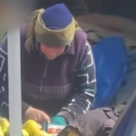 Almanı tüpürcəklə təmizləyən qadın – “Nəvələrimə almışdım”+Video