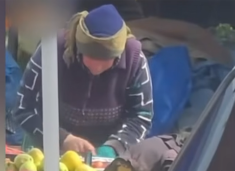 Almanı tüpürcəklə təmizləyən qadın – “Nəvələrimə almışdım”+Video