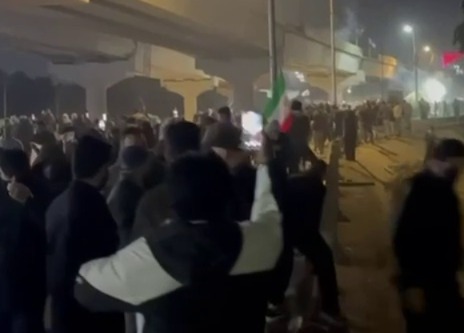 Bağdadda ABŞ səfirliyi qarşısında toqquşmalar başladı