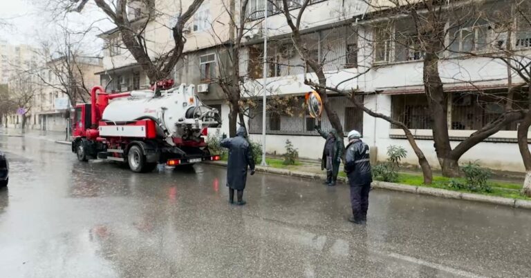 Küçələr yağış sularından təmizlənir – VİDEO