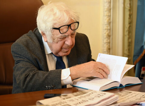 Anar vidalaşmağa hazırlaşır…