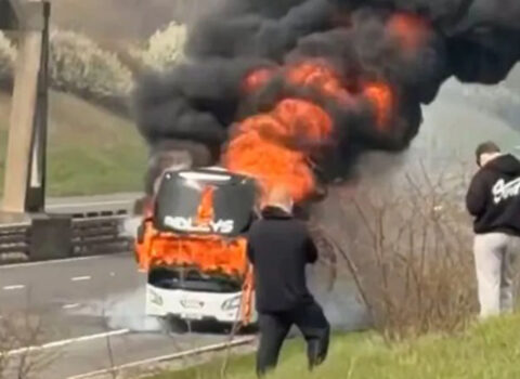Azarkeşləri daşıyan avtobus yolda yanıb kül oldu – FOTOLAR