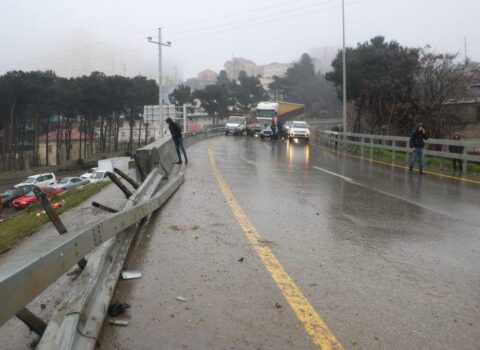 Bakıda yağışlı havada baş verən qəzanın – Anbaan videosu