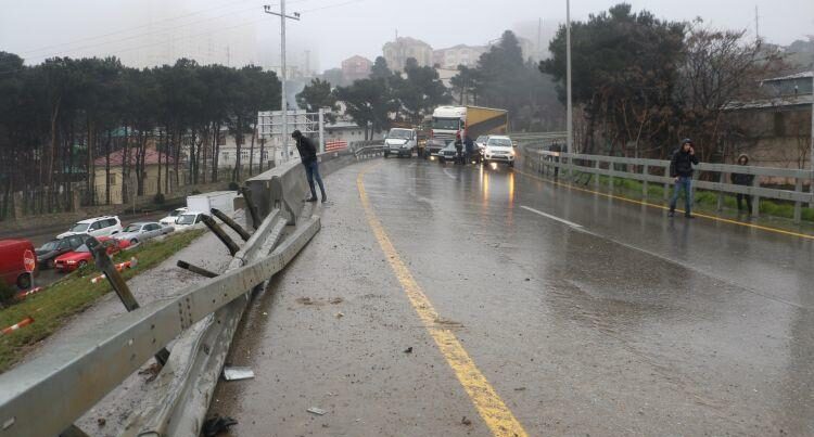 Bakıda yağışlı havada baş verən qəzanın – Anbaan videosu